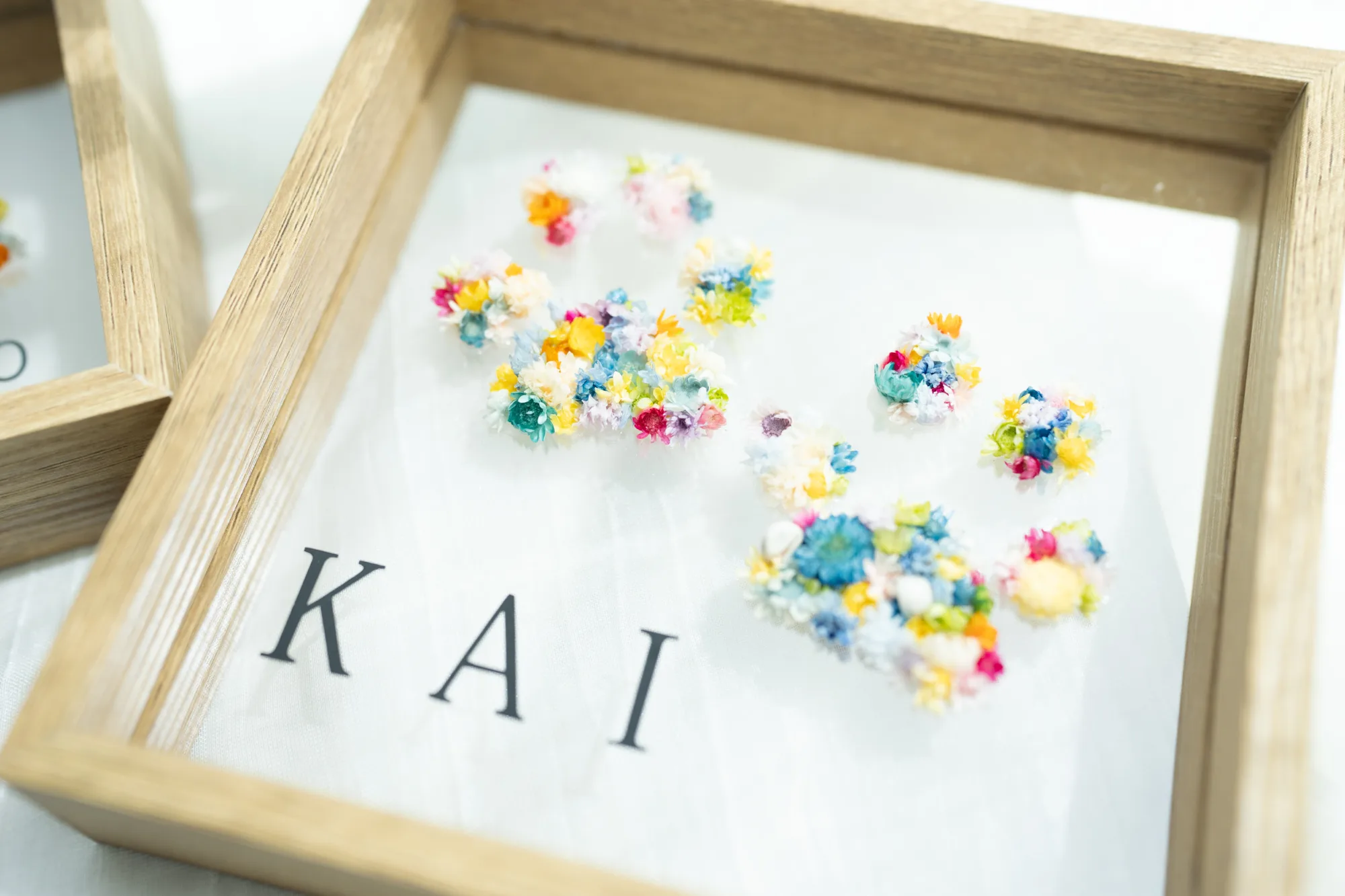 小花をあしらった、木枠のドライフラワーフレーム作品