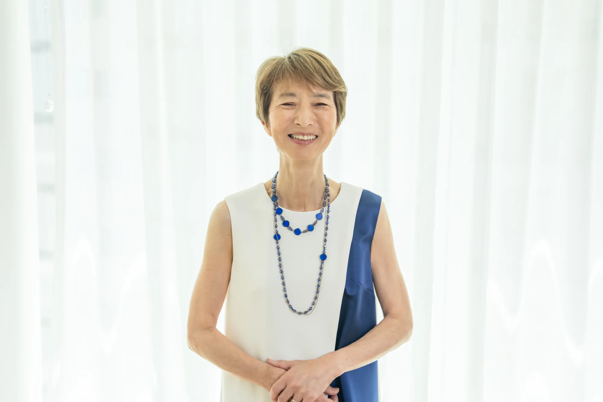 白と紺の服の女性のポートレート